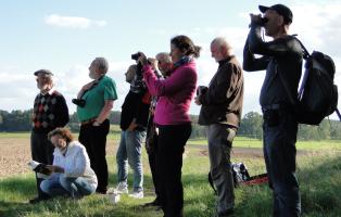 NaturFreunde auf einer ornithologischen Exkursion.